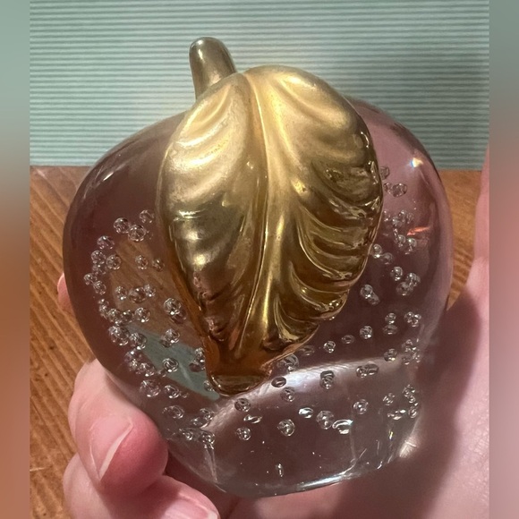 VTG Crystal Clear Glass Apple w/ Brass Metal Leaf Paperweight Controlled Bubbles - Picture 7 of 13